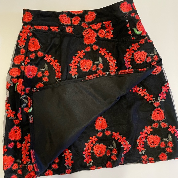 Missguided. Rose Embroidered Mini Skirt. Womens. Size 0. Black with Red Roses. - Picture 9 of 9